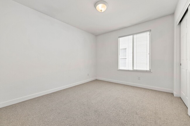 Building Photo - Spacious 3 Bedroom/2.5 Bath Home