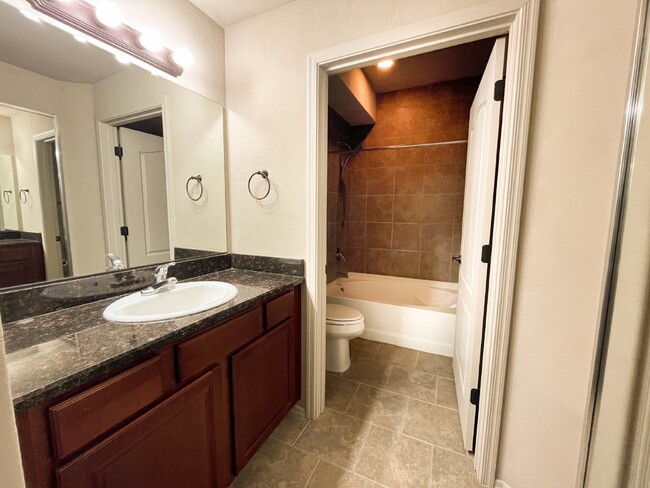 Building Photo - 2bd/2ba condo in Villas at Hacienda Del Sol