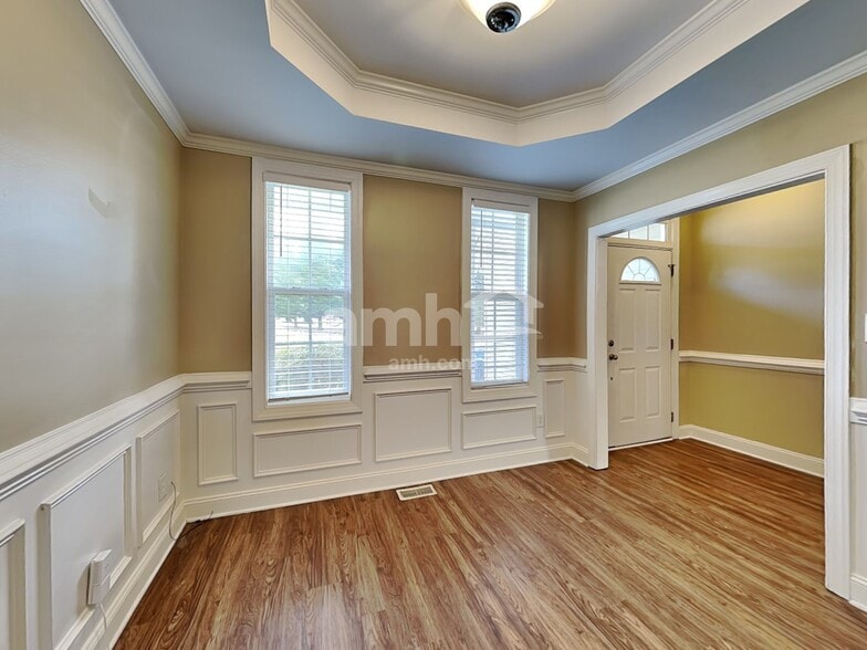 Building Photo - 3128 Skycrest Dr