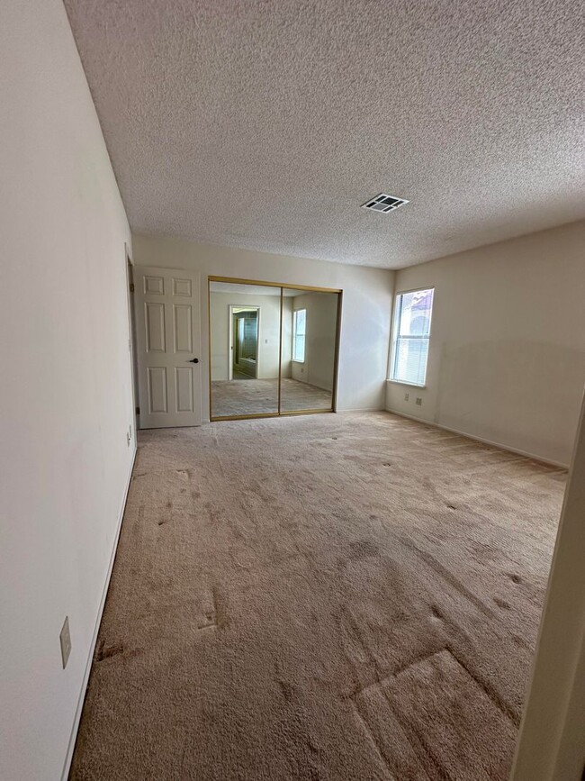 Building Photo - 2 bedroom condo near UNLV