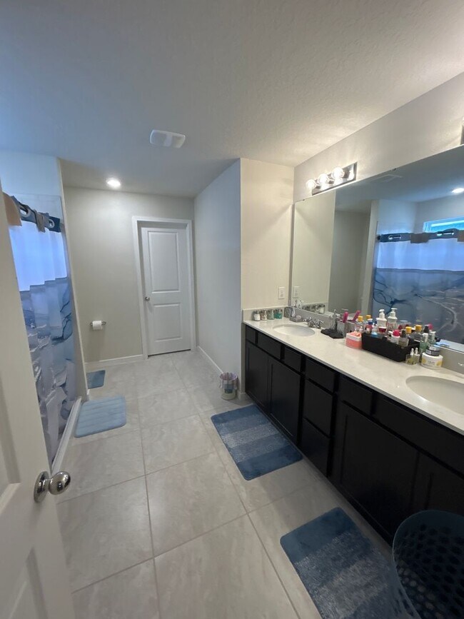 Building Photo - Beautiful and spacious 5/3 Kissimmee