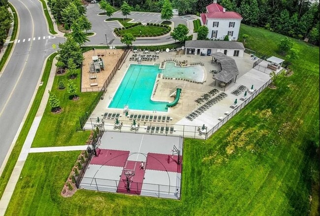 Building Photo - 8043 Rutland Village Dr