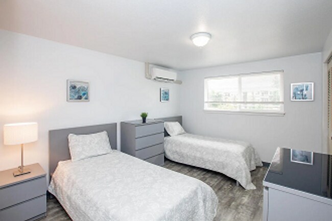 Building Photo - Corvallis Triplex