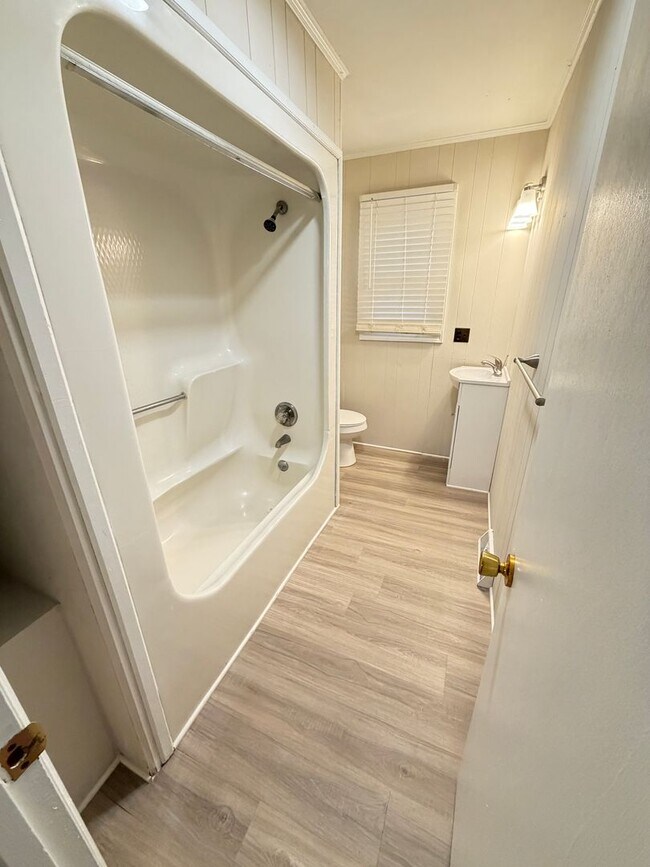 Building Photo - 823 Bostian Rd