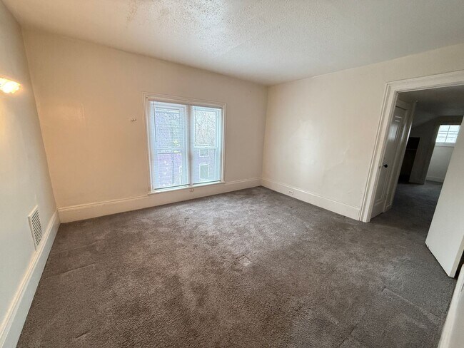 Building Photo - 311 W Mason St