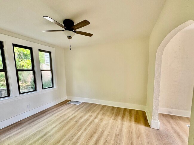 Building Photo - Newly Renovated 2 Bed, 1 Bath Home with Bonus Room - Conveniently Located, Central Heat - Availab...