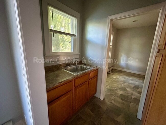 Building Photo - 51 Mead St