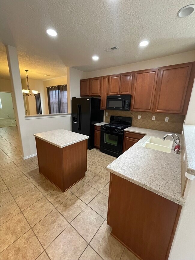Building Photo - 2204 Delfinio Dr SE