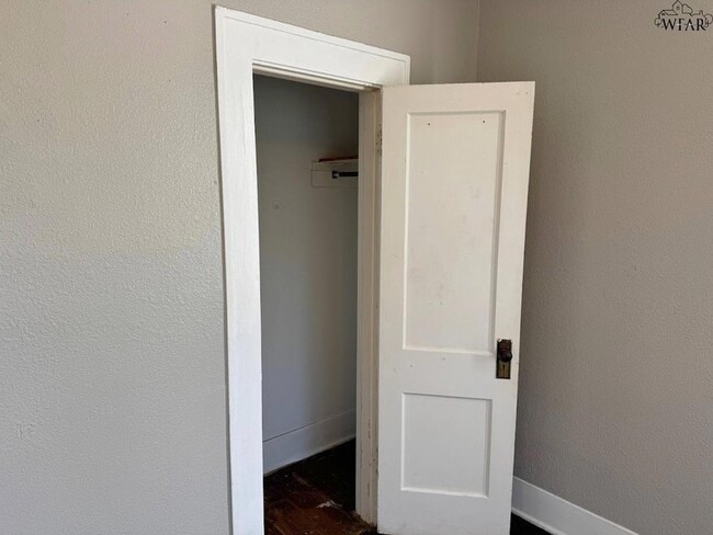 Building Photo - 1916 7th St