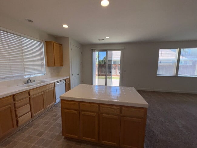 Building Photo - 100 Mt Adams Cir