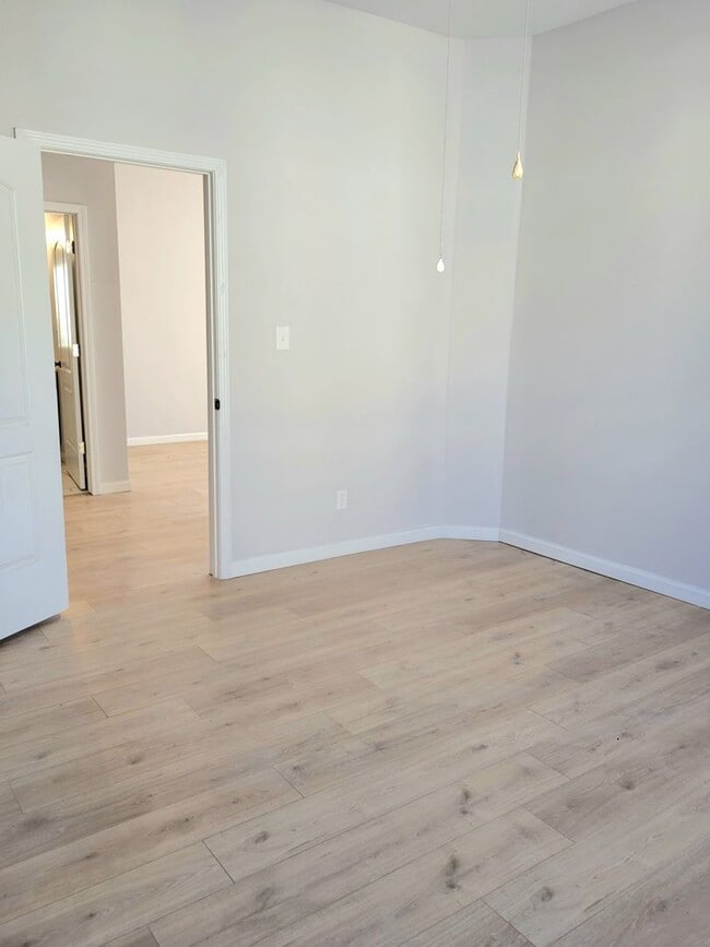 Building Photo - Renovated and Ready to Rent...340 N Aurora Collinsville