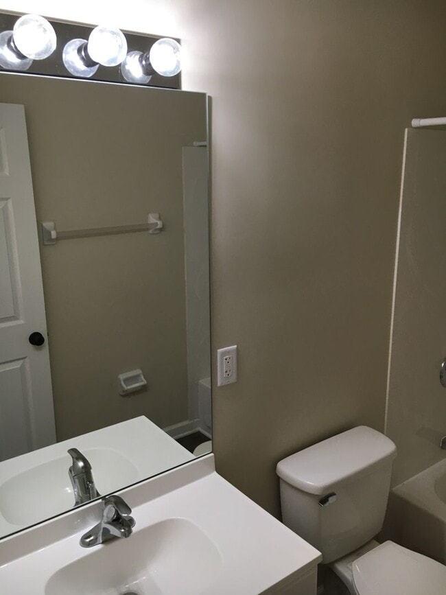 Building Photo - **2-BEDROOM HOME IN NORTH COLUMBUS!!**