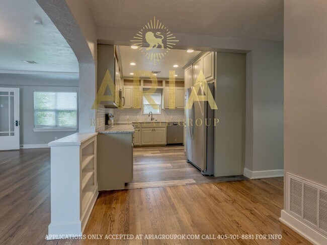 Building Photo - Updated & Adorable 2 Bed/1 Bath Space in t...