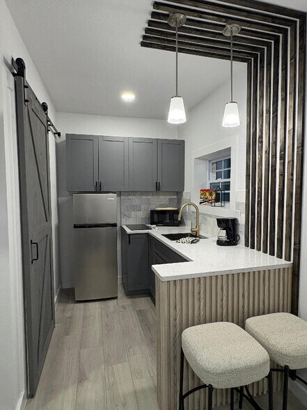 Building Photo - 804 Royal Palm Dr