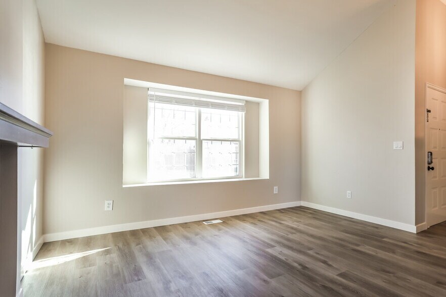 Building Photo - 981 Conifer Ct