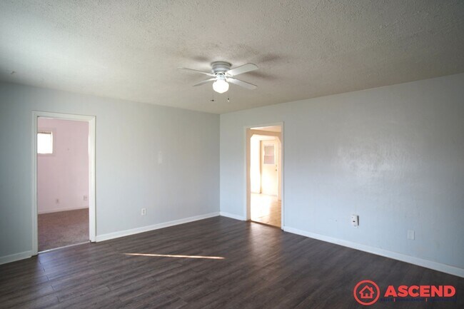 Building Photo - 3 bedroom Home in Oildale!