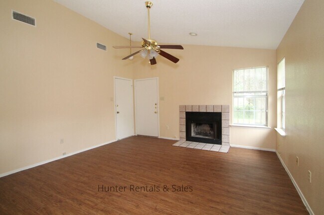 Building Photo - Dreamy Three-Bedroom - 1st month free with...