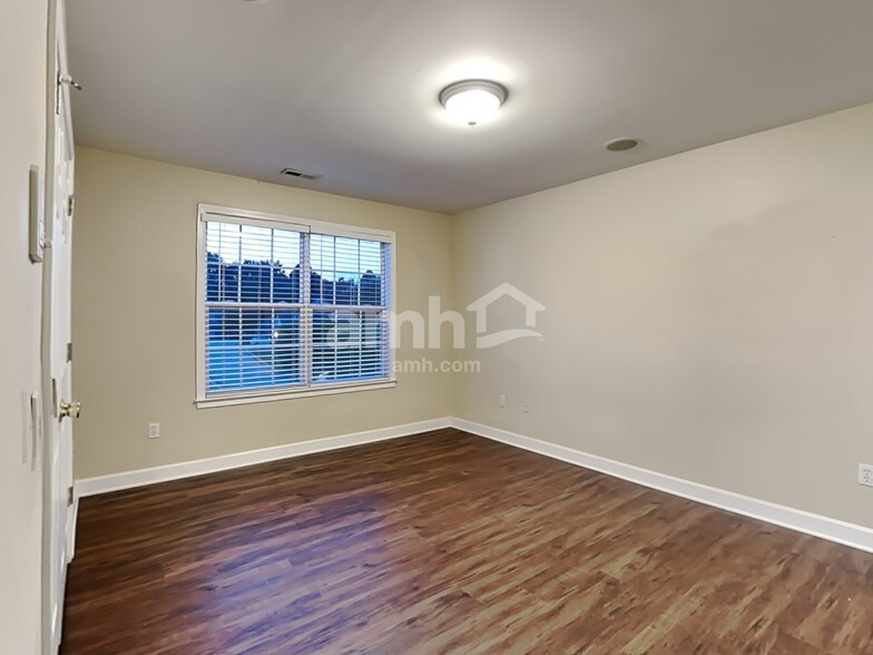 Building Photo - 501 Yearling Rd