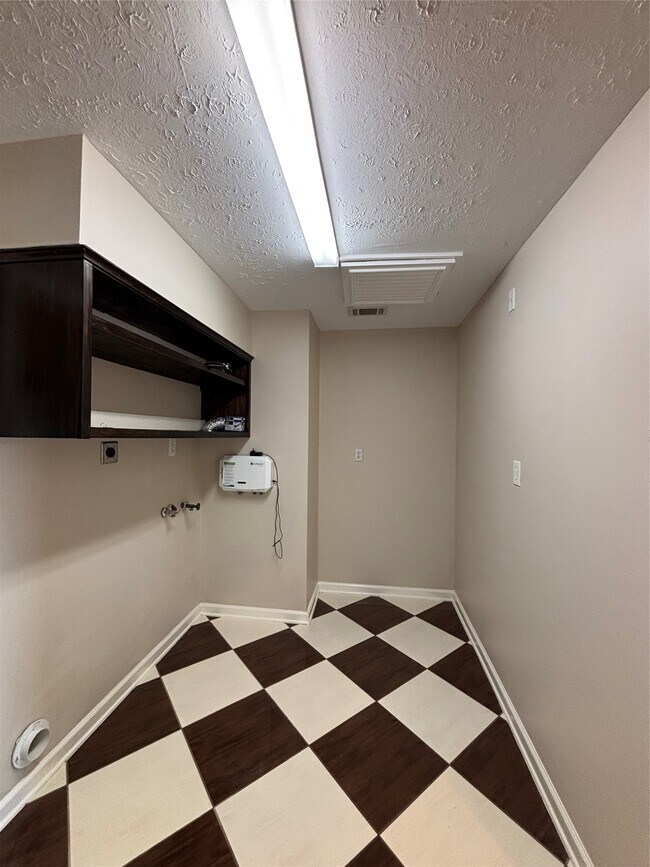 Building Photo - 409 Bellmar Ln