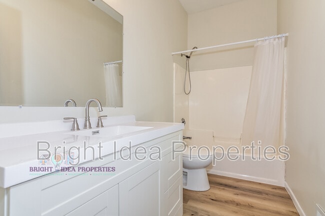 Building Photo - 863 Clark St N