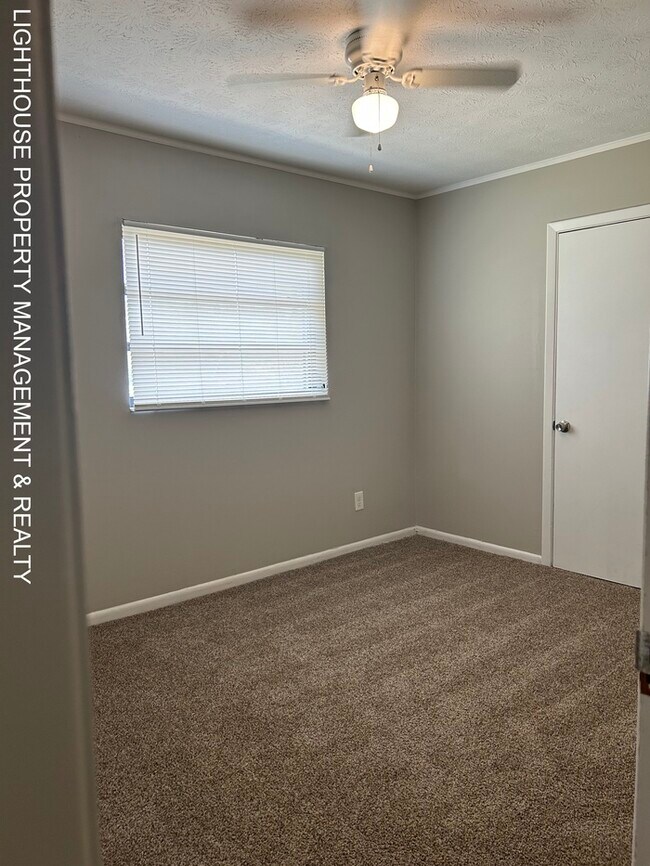Building Photo - Spacious 4 Bed/2 Bath Home with HUGE Fence...