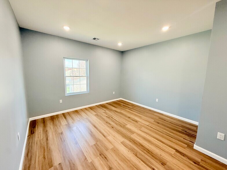 Building Photo - 13 Roosevelt Ave