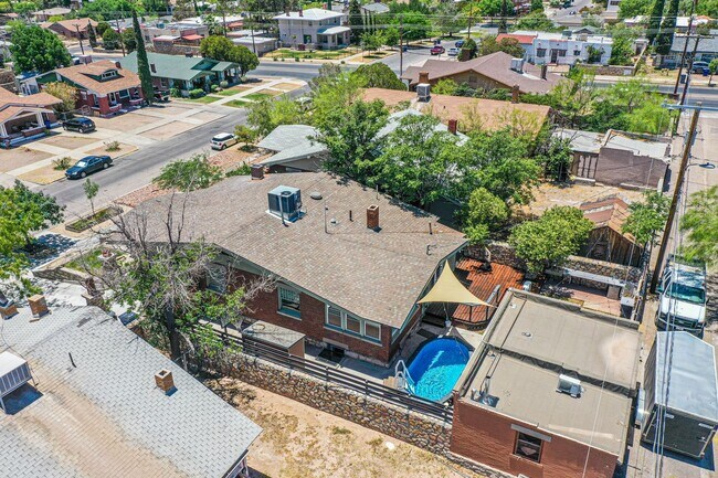 Building Photo - Manhattan Heights Historic District Gorgeous Backyard with Pool and Large House