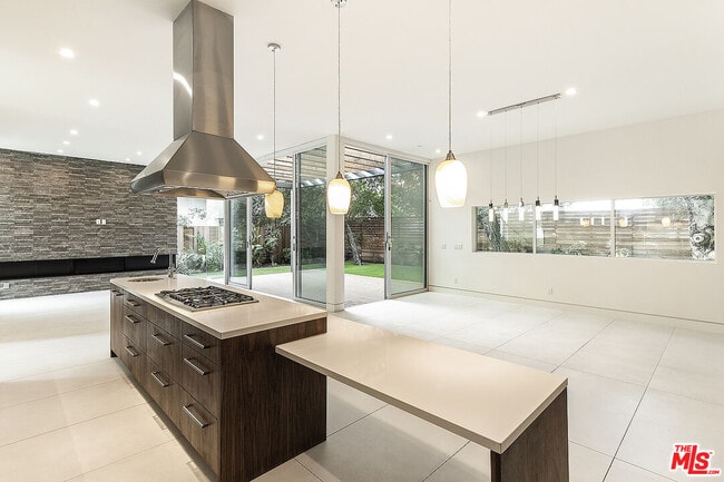 Building Photo - 16540 Moorpark St