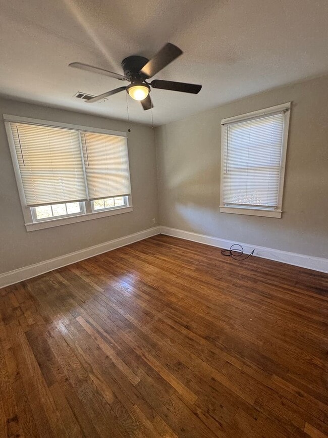 Building Photo - Adorable home in the heart of the medical district!