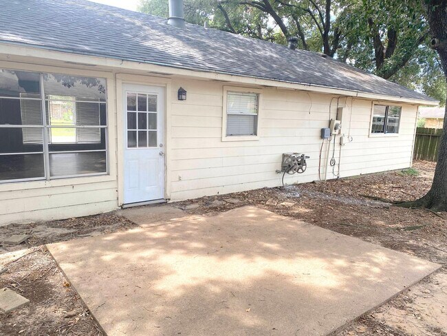 Building Photo - MAKE THE SMART MOVE TO SOMMERALL