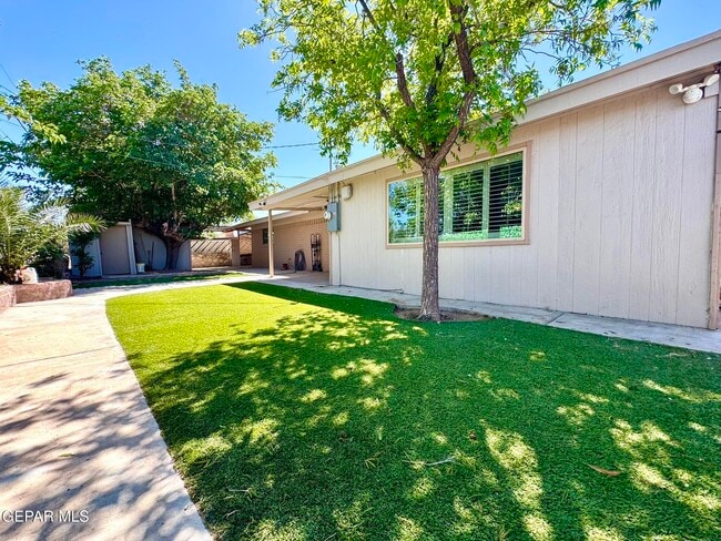 Building Photo - 10288 Lakeview Dr