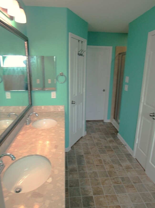 Building Photo - Conveniently located townhome in gated com...
