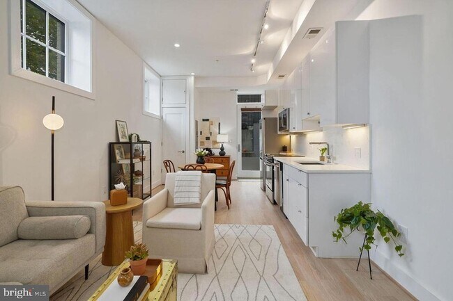 Building Photo - 1211 G St SE