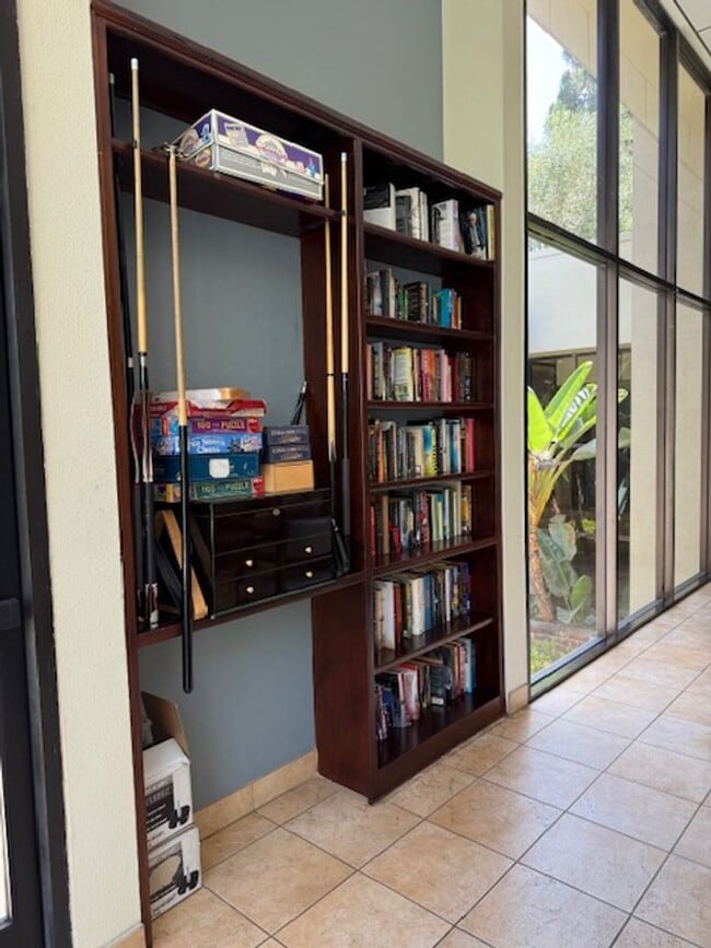 Building Photo - Top floor, 1 Bedroom, 1 Bath Condo in Ston...