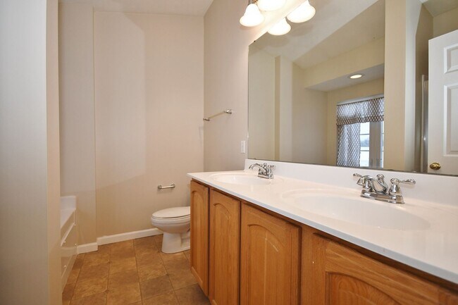 Building Photo - 3 Bedroom Townhouse