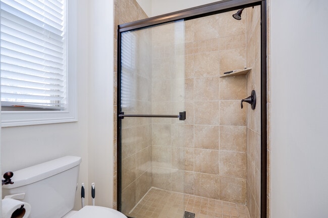 Building Photo - 208 Pointe Oakwood Way