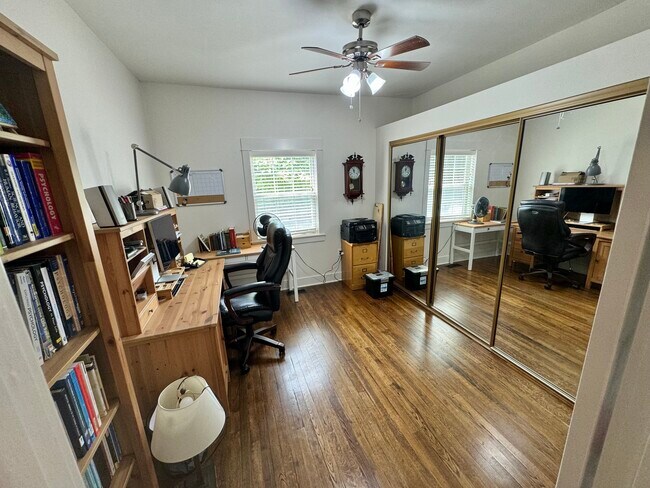 Building Photo - 1005 N Waco Ave