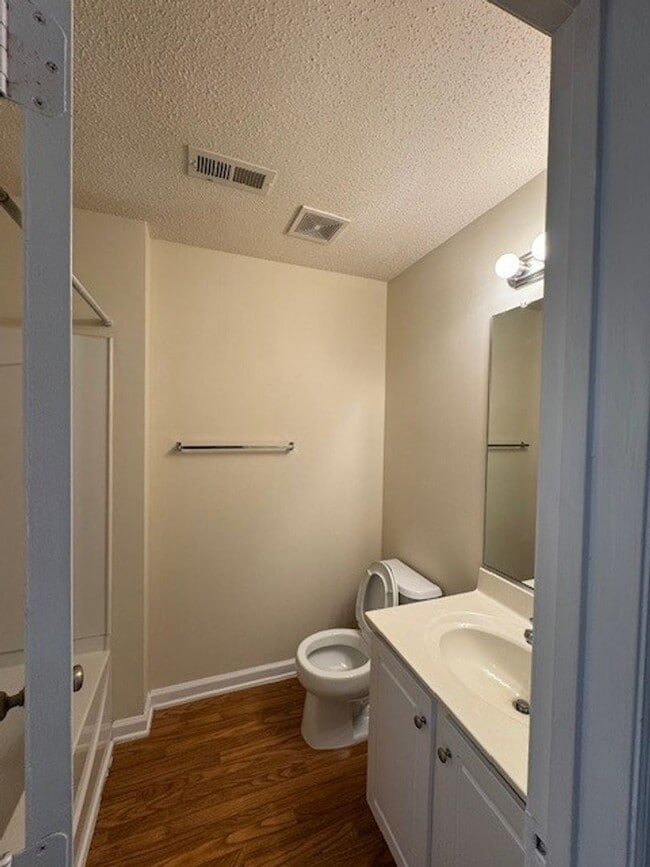 Building Photo - READY TO MOVE IN! 2 Beds 2 Baths!