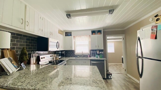 Building Photo - Three bedroom one bath!