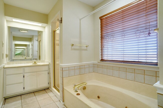 Building Photo - Beautiful Benbrook Home on Quarter Acre