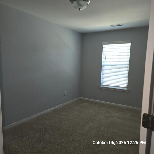 Building Photo - 190 Thornhill Dr