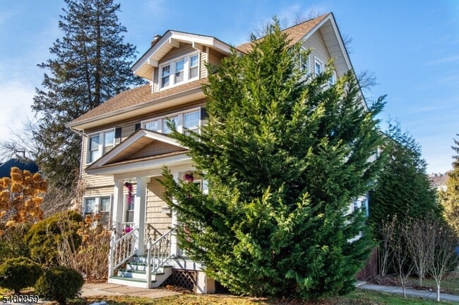 Building Photo - 422 Valley Rd