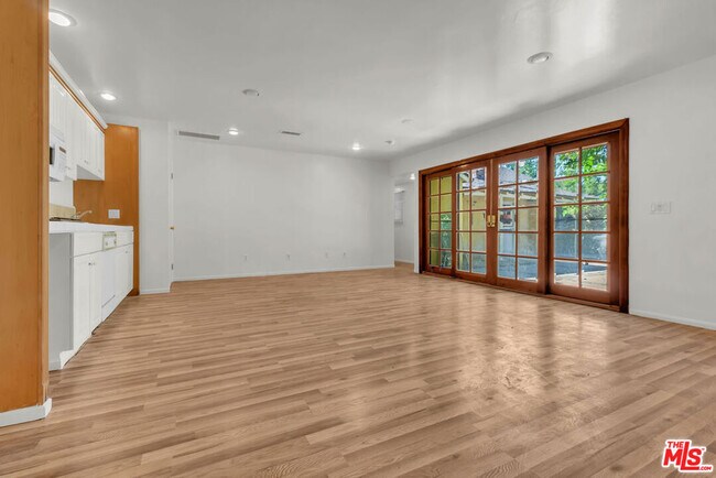 Building Photo - 9322 Lasaine Ave