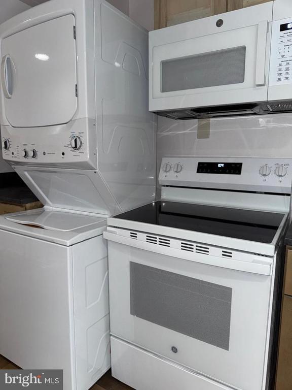 Building Photo - 6 N Main St