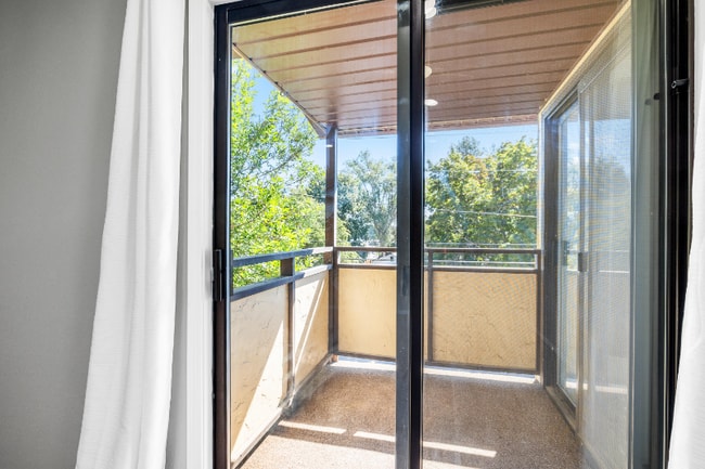 Building Photo - 355 Elm St N