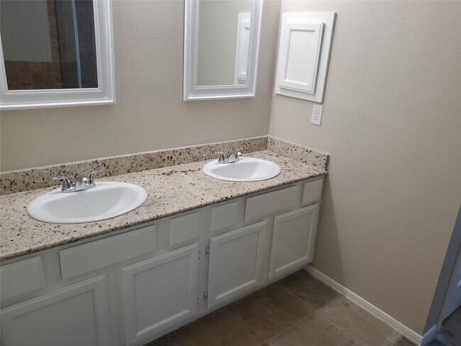 Building Photo - 2111 Aberdeen Dr