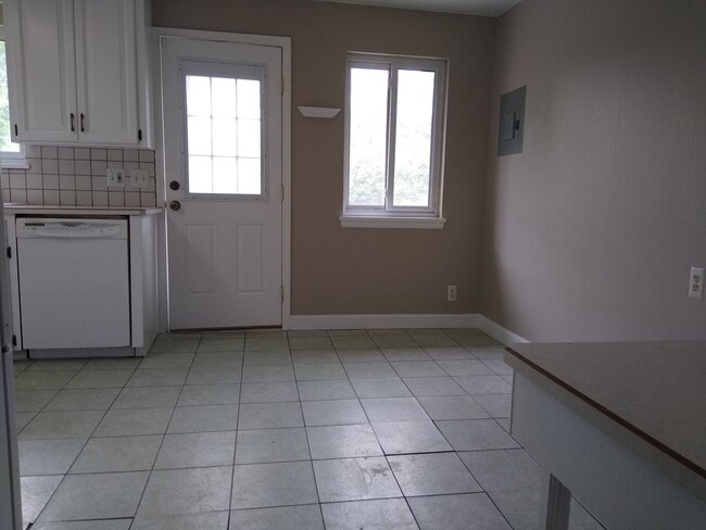 Building Photo - Stunning 4 bedroom 2 bath Virginia Village...