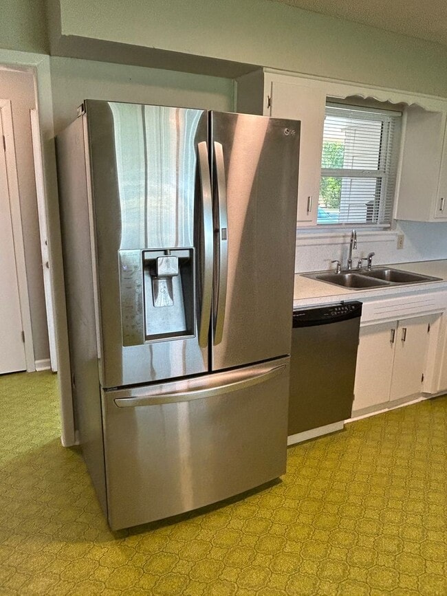 Building Photo - 3-bedroom, 1.5-bath in the MacArthur Schoo...