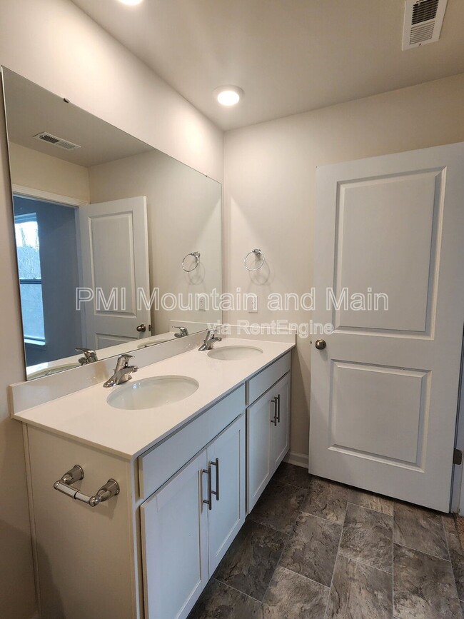 Building Photo - 16 Virginia Cmns Dr