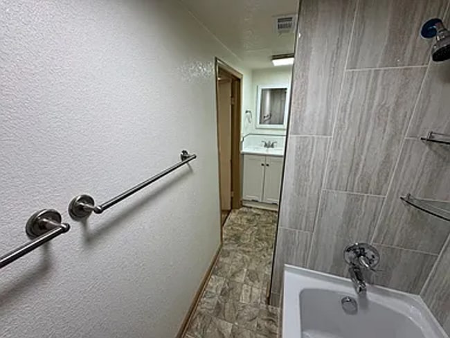 Building Photo - 4 bedroom 2 bathroom home!